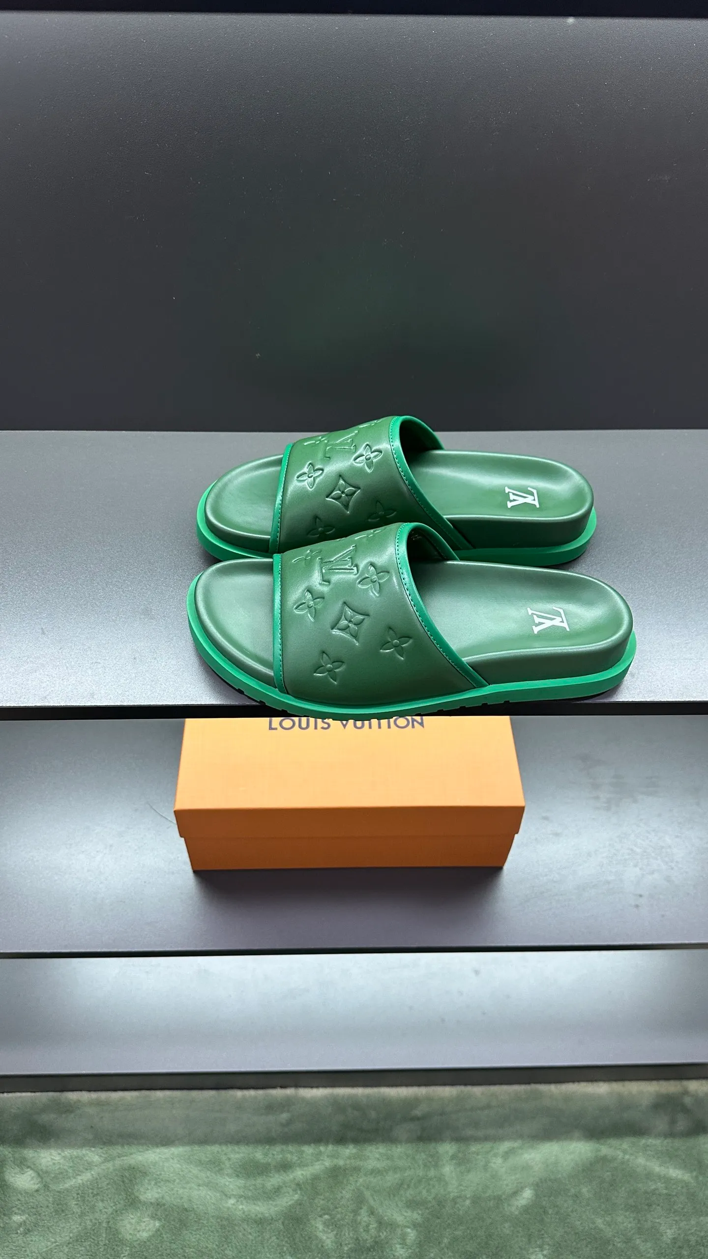 [L Home] P: 300💰Size: 38-45 Top purchasing lv men's summer slippers, classic presbyopia with soft real leather lining, unique color splicing effect, distinctive personality, fashionable and trendy essential style, light and comfortable. Lightweight and tough rubber insole, micro ridged foam outsole, super comfortable!